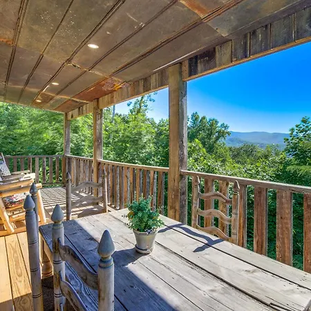 Secluded Gatlinburg Cabin Rental With Hot Tub!